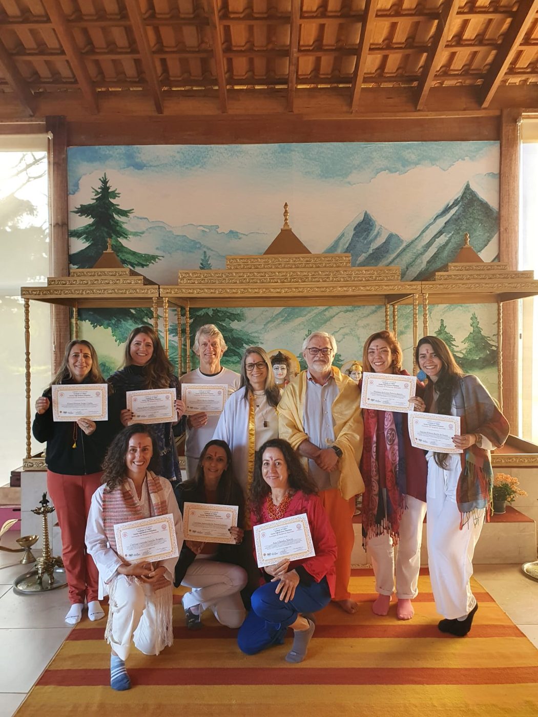 Turma formada recebendo os certificados ao lado do Dr. Ruguê