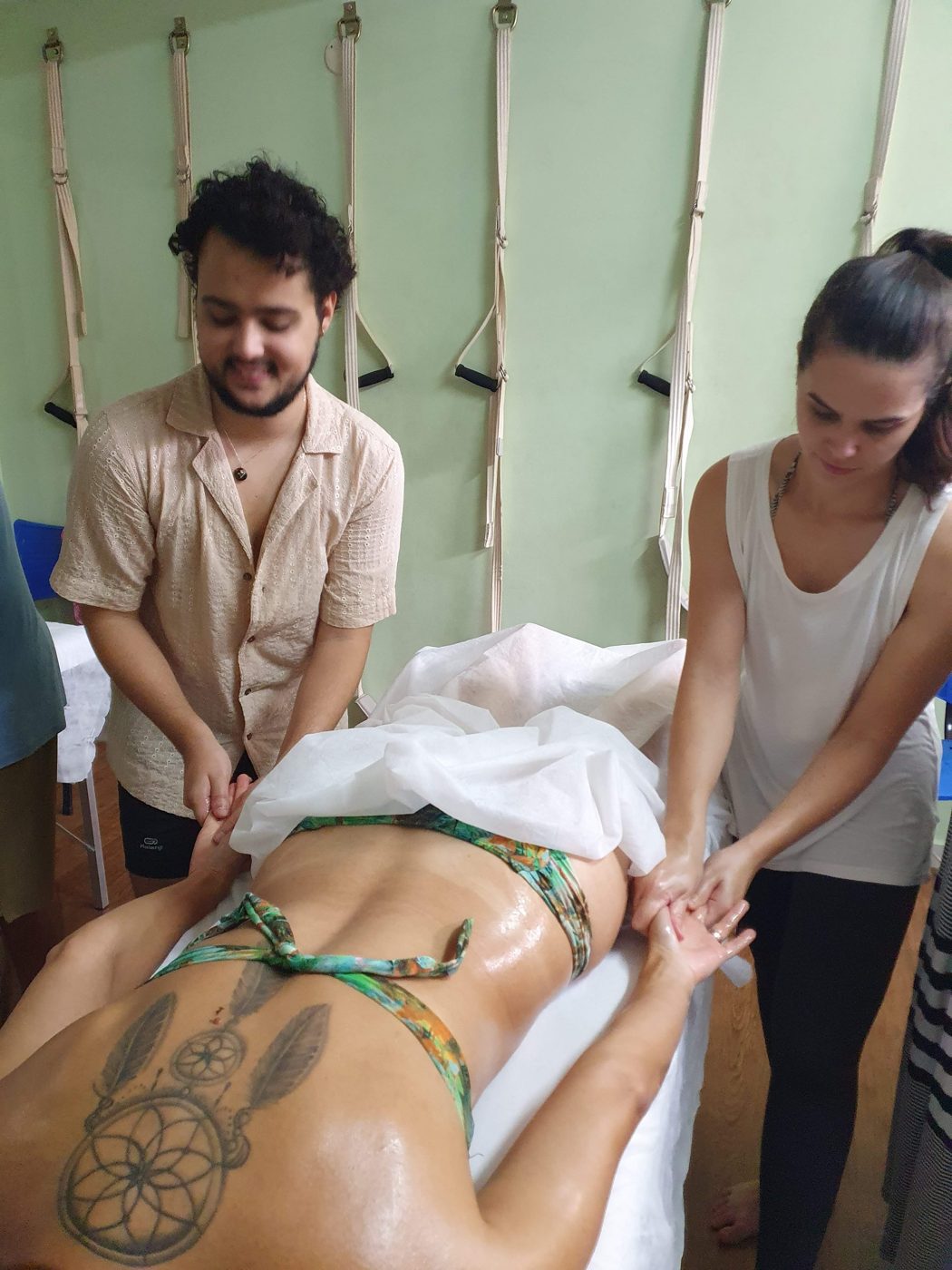 Prática de massagem em dupla na formação
