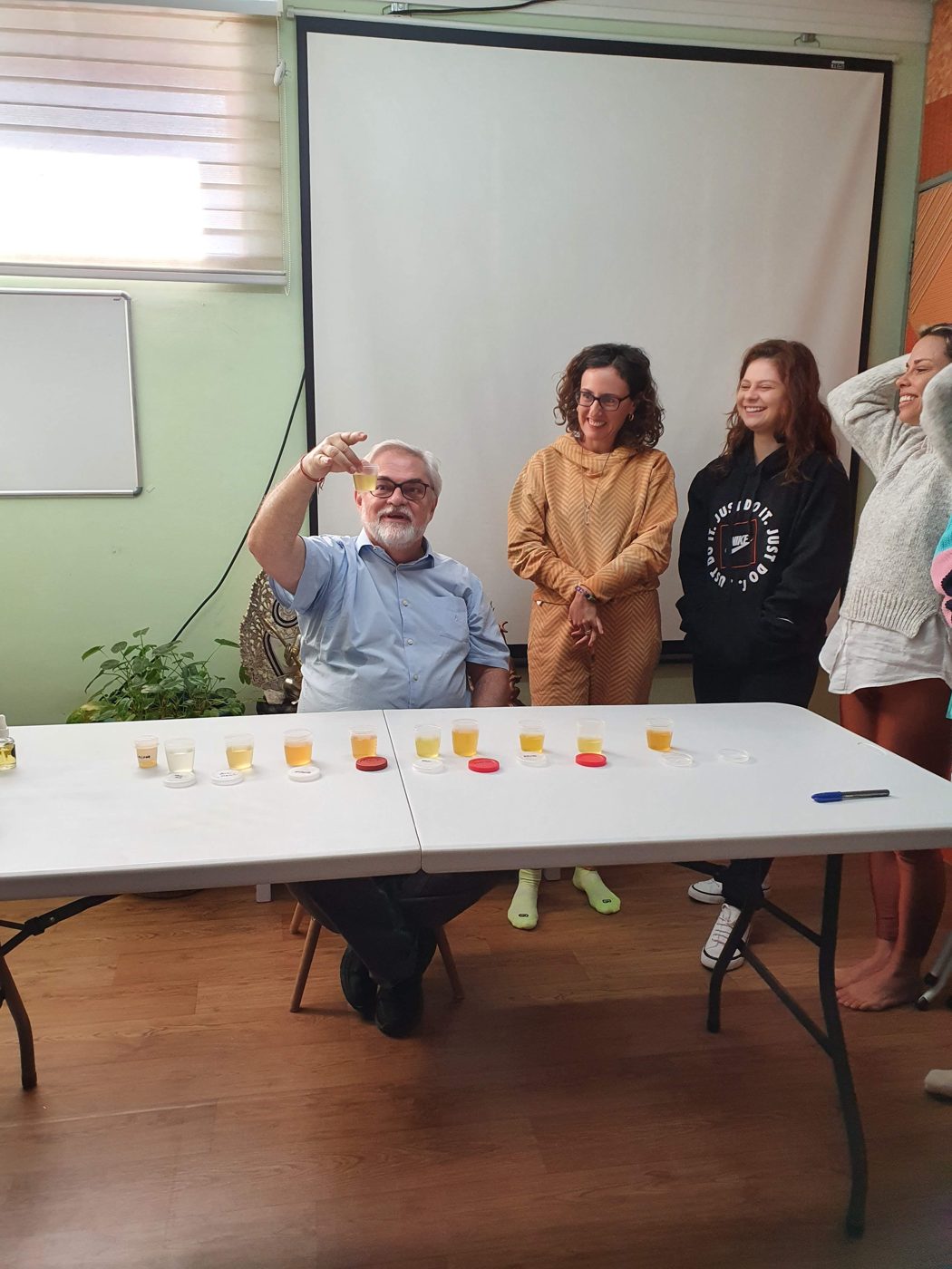 Turma acompanhando a aula prática