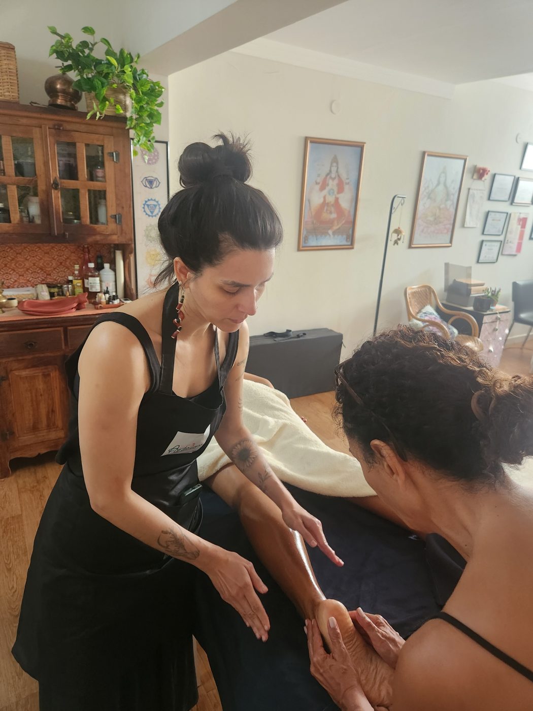 Marina orientando uma aluna durante o atendimento