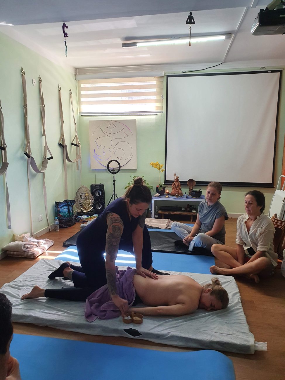 Formação em Yoga Massagem, YMA, na Arte Om