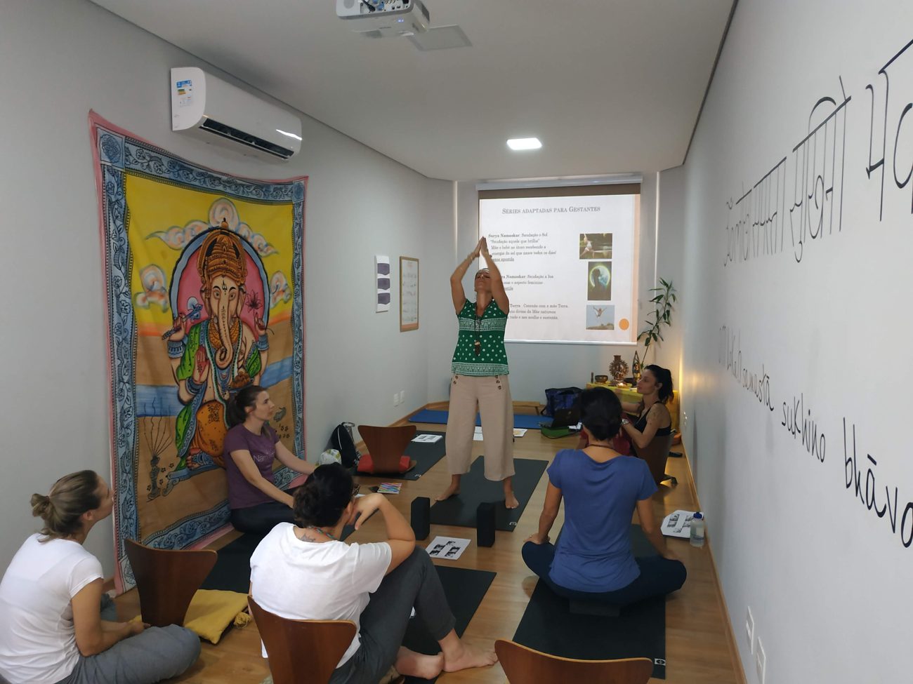 Aula de Yoga na Arte Om